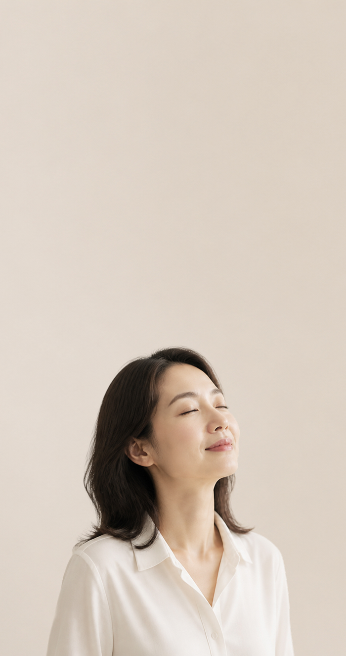 밝은 배경에서 눈을 감고 휴식하는 여성